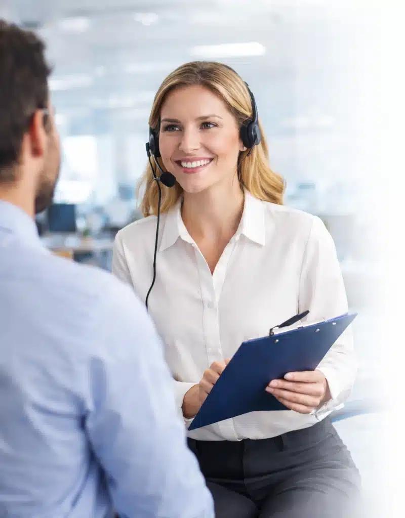 Personalservice - Persönlich. Fair. Verlässlich. - Eine Frau mit Headset spricht mit einem Mann